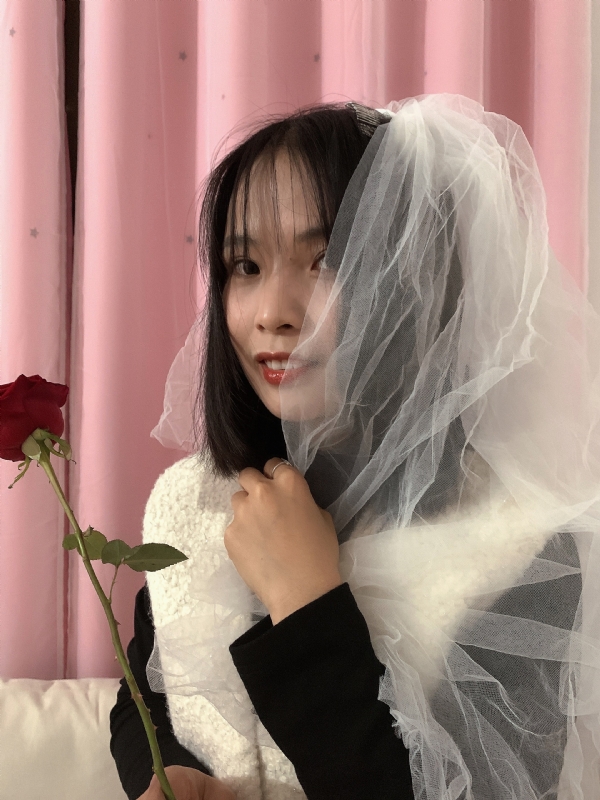持紫菜包饭的女孩的第一张照片--厦门交友网